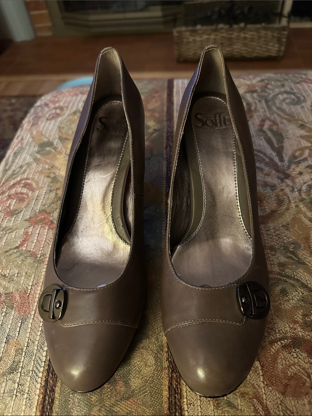 Sofft Brown Leather Round-Toe Pumps with Decorative Buckle 10W